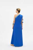 ESMIRA %100 Pamuk Elbise - Mavi | ESMIRA elbise, %100 pamuk dokusuyla ferahlık sunar. Asimetrik yaka ve tek omuz detayı ile modern. Gündüzden akşama zamansız şıklık.