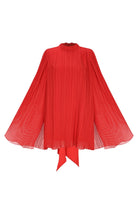 SERAFINE Elbise - Kırmızı | SERAFINE elbise, piliseli dokusu ve pelerin kollarıyla modern bir siluet sunar. Kırmızı renkte, oversize kesimi ile rahat ve şık bir görünüm sağlar.