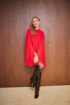 SERAFINE Elbise - Kırmızı | SERAFINE elbise, piliseli dokusu ve pelerin kollarıyla modern bir siluet sunar. Kırmızı renkte, oversize kesimi ile rahat ve şık bir görünüm sağlar.