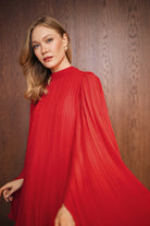 SERAFINE Elbise - Kırmızı | SERAFINE elbise, piliseli dokusu ve pelerin kollarıyla modern bir siluet sunar. Kırmızı renkte, oversize kesimi ile rahat ve şık bir görünüm sağlar.