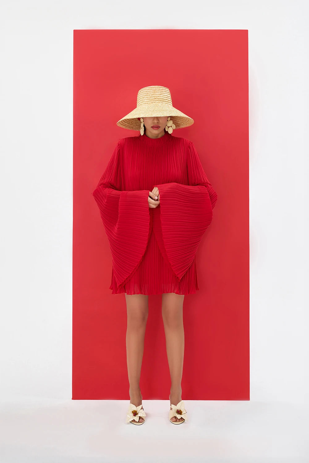 SERAFINE Elbise - Kırmızı | SERAFINE elbise, piliseli dokusu ve pelerin kollarıyla modern bir siluet sunar. Kırmızı renkte, oversize kesimi ile rahat ve şık bir görünüm sağlar.