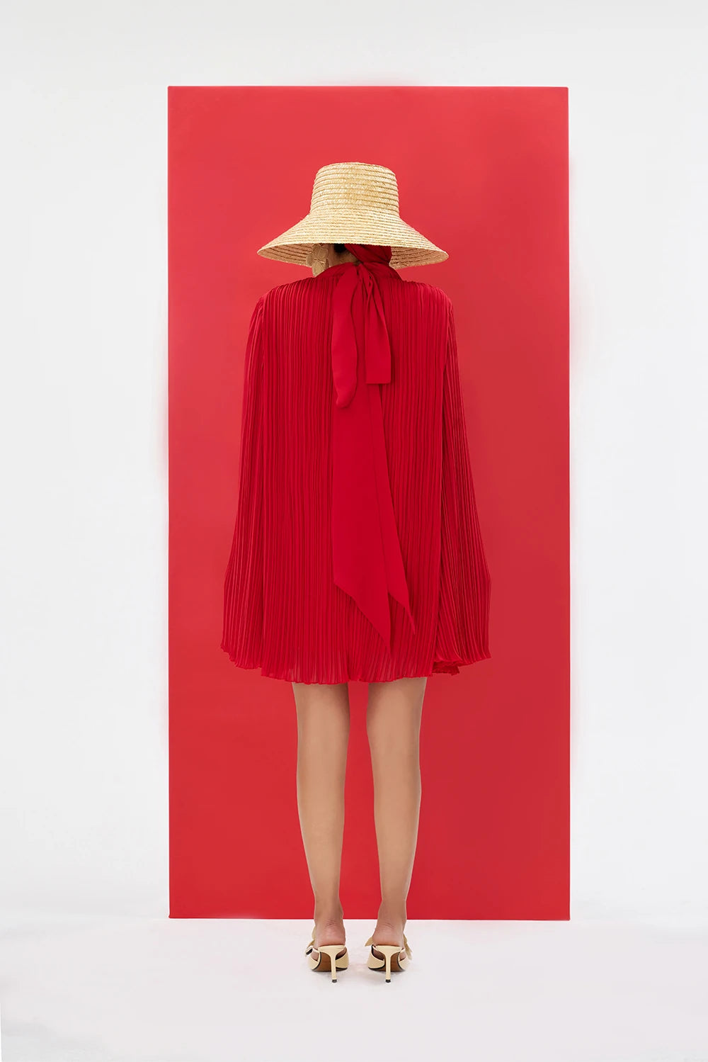 SERAFINE Elbise - Kırmızı | SERAFINE elbise, piliseli dokusu ve pelerin kollarıyla modern bir siluet sunar. Kırmızı renkte, oversize kesimi ile rahat ve şık bir görünüm sağlar.