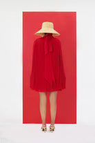 SERAFINE Elbise - Kırmızı | SERAFINE elbise, piliseli dokusu ve pelerin kollarıyla modern bir siluet sunar. Kırmızı renkte, oversize kesimi ile rahat ve şık bir görünüm sağlar.