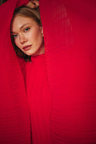 SERAFINE Elbise - Kırmızı | SERAFINE elbise, piliseli dokusu ve pelerin kollarıyla modern bir siluet sunar. Kırmızı renkte, oversize kesimi ile rahat ve şık bir görünüm sağlar.