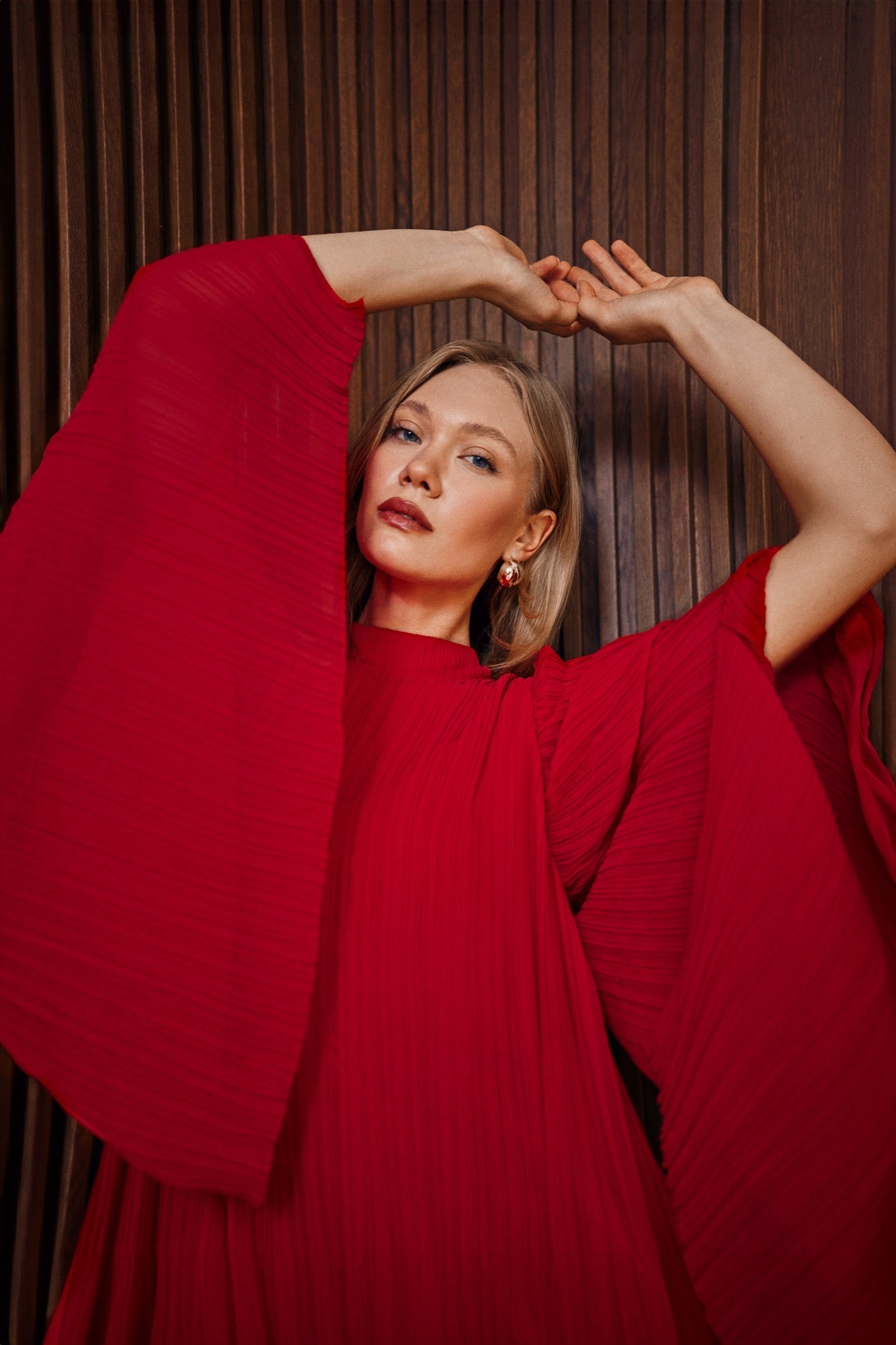 SERAFINE Elbise - Kırmızı | SERAFINE elbise, piliseli dokusu ve pelerin kollarıyla modern bir siluet sunar. Kırmızı renkte, oversize kesimi ile rahat ve şık bir görünüm sağlar.