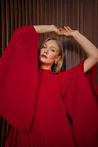 SERAFINE Elbise - Kırmızı | SERAFINE elbise, piliseli dokusu ve pelerin kollarıyla modern bir siluet sunar. Kırmızı renkte, oversize kesimi ile rahat ve şık bir görünüm sağlar.