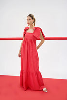 VELORIA %100 Pamuk Elbise - Kırmızı | %100 pamuk VELORIA elbise, pötikare dokusu ve çıkarılabilir askılarıyla yaz günlerinin vazgeçilmezi. Uzun formuyla ferah ve esnek giyim sunar.