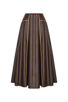 VESERA Etek - Kahverengi | Pamuk ağırlıklı deri dokulu VESERA Etek, sarı biye detayıyla yaz şıklığını sunar. Rahat kesimiyle gün boyu ferahlık ve zarif bir siluet sağlar.