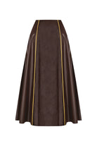 VESERA Etek - Kahverengi | Pamuk ağırlıklı deri dokulu VESERA Etek, sarı biye detayıyla yaz şıklığını sunar. Rahat kesimiyle gün boyu ferahlık ve zarif bir siluet sağlar.