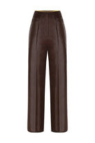 VESERA Pantolon - Kahverengi | Pamuk ağırlıklı deri dokulu VESERA Pantolon, kahverengi ve sarı biye detayıyla modern bir duruş sunar. Serin havalar için idealdir.