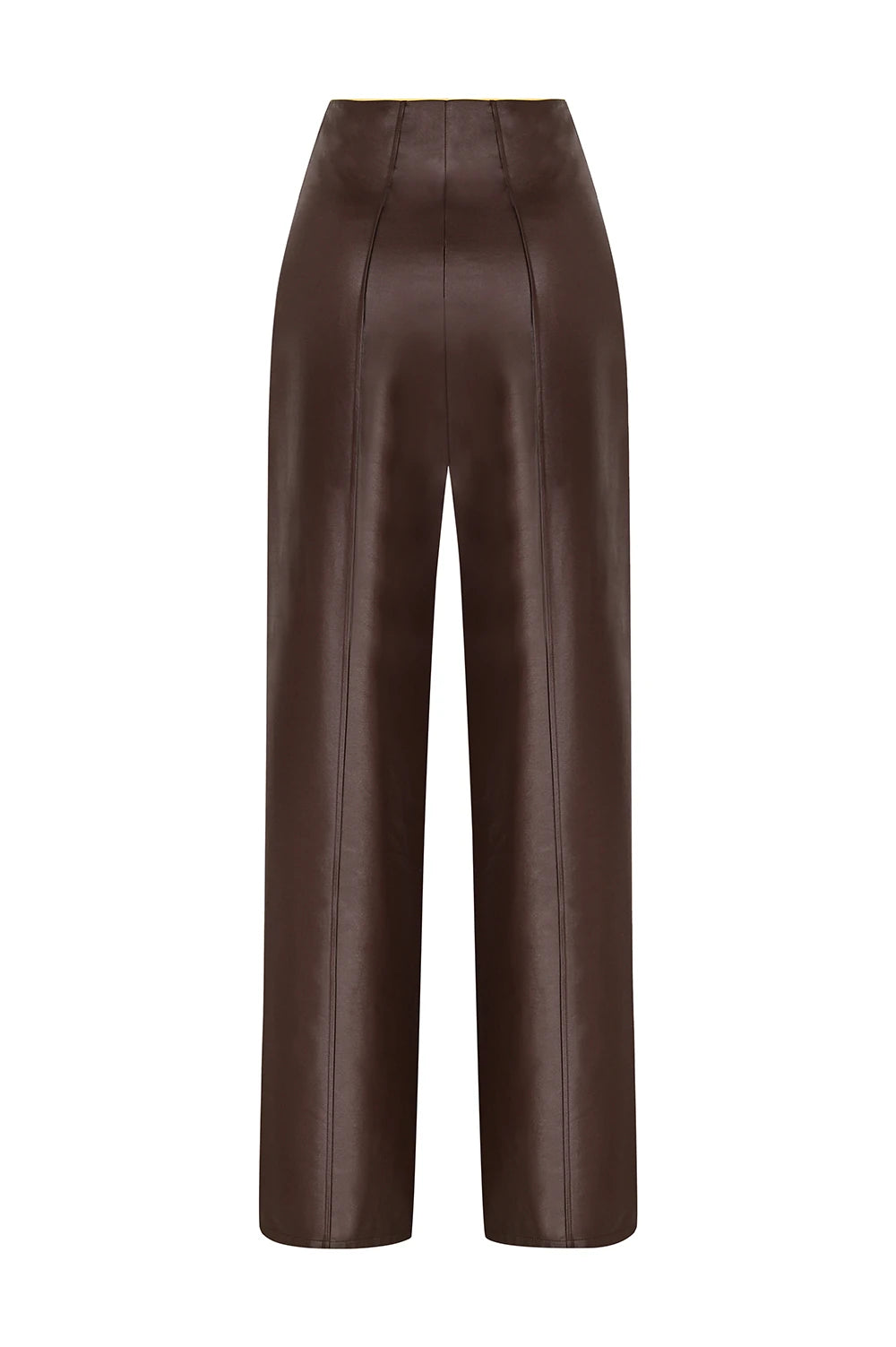 VESERA Pantolon - Kahverengi | Pamuk ağırlıklı deri dokulu VESERA Pantolon, kahverengi ve sarı biye detayıyla modern bir duruş sunar. Serin havalar için idealdir.