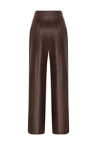 VESERA Pantolon - Kahverengi | Pamuk ağırlıklı deri dokulu VESERA Pantolon, kahverengi ve sarı biye detayıyla modern bir duruş sunar. Serin havalar için idealdir.