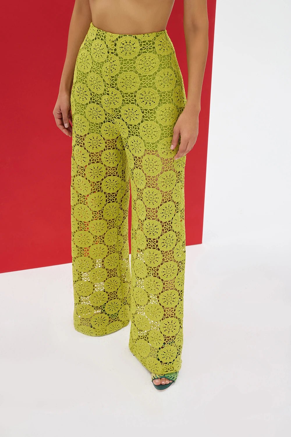 ZEPHYRA Pantolon - Yeşil | Havadar krose doku ve düz kesimiyle ZEPHYRA pantolon, yeşil rengiyle güçlü bir görünüm sunar. İç astarlı yapısıyla gün boyu rahatlık sağlar.