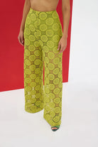 ZEPHYRA Pantolon - Yeşil | Havadar krose doku ve düz kesimiyle ZEPHYRA pantolon, yeşil rengiyle güçlü bir görünüm sunar. İç astarlı yapısıyla gün boyu rahatlık sağlar.