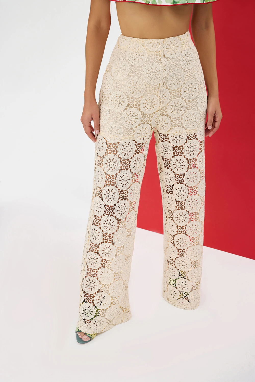 ZEPHYRA Pantolon - Bej | ZEPHYRA krose pantolon, havadar yapısı ve bej rengiyle yaz aylarında konfor sunar. Gün boyu rahat, sade ve şık bir tercih.