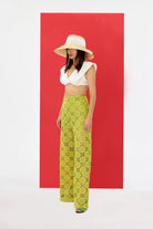 ZEPHYRA Pantolon - Yeşil | Havadar krose doku ve düz kesimiyle ZEPHYRA pantolon, yeşil rengiyle güçlü bir görünüm sunar. İç astarlı yapısıyla gün boyu rahatlık sağlar.