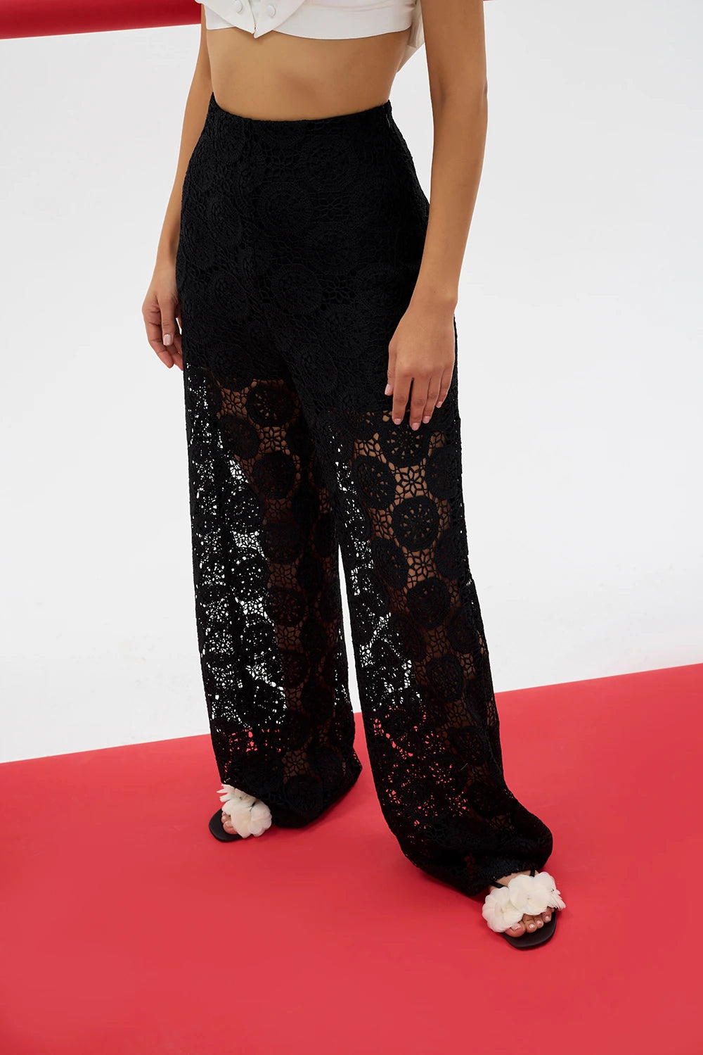 ZEPHYRA Pantolon - Siyah | ZEPHYRA pantolon, %52 pamuk karışımıyla ferah ve konforlu. Şehirden akşam planlarına uyum sağlar. Siyah rengiyle her anınıza eşlik eder.